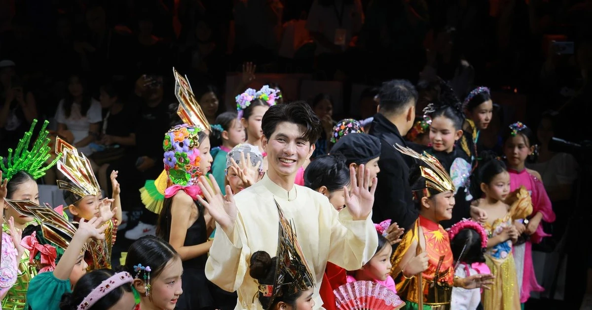 NTK Nguyễn Minh Công "flex" văn hóa Việt cực mạnh tại China Fashion Week, netizen quốc tế sốc visual