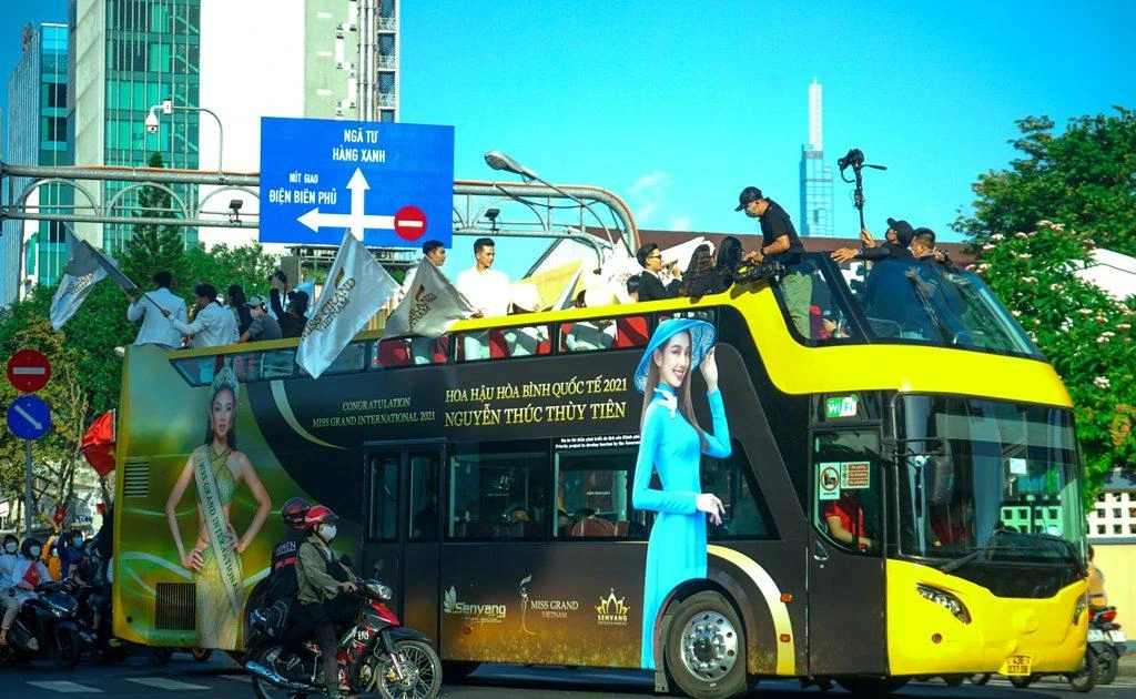 Dàn fan Sài Gòn rần rần xuống phố đón Hoa hậu Thùy Tiên về nước
