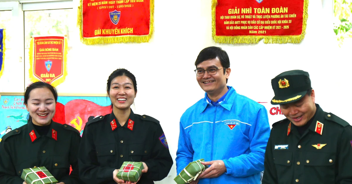 Bí thư thứ nhất T.Ư Đoàn thăm, tặng quà Tết các chiến sĩ lực lượng vũ trang