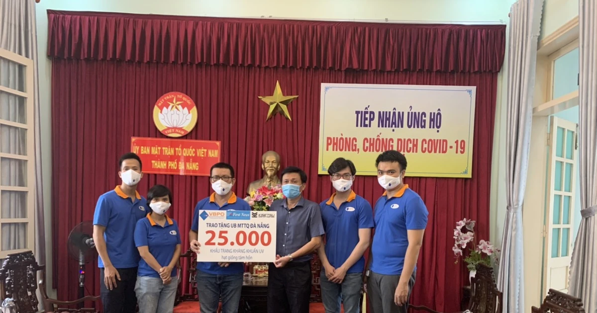 Chung tay đẩy lùi dịch: 25.000 khẩu trang và sách đến tay người dân Đà Nẵng