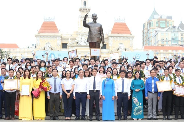 31 sinh viên TP.HCM được vinh danh 'Sinh viên 5 tốt' - xịn xò quá đi thôi!