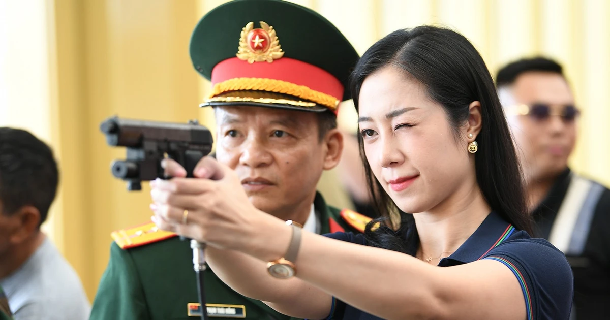 Bạn trẻ hào hứng trải nghiệm bắn súng tại Triển lãm 80 năm thành tựu đất nước