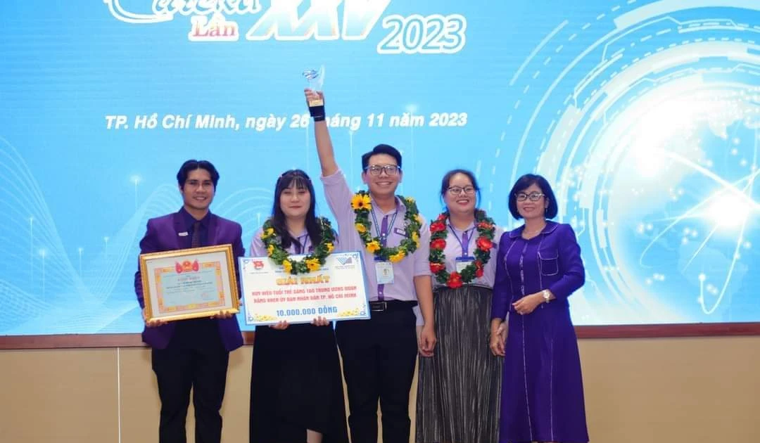 Nhóm sinh viên Sư phạm và cuốn cẩm nang "xịn xò" về sức khỏe tâm thần dành cho teen THPT