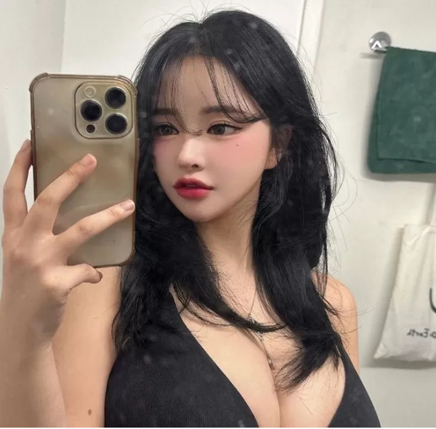 Streamer xinh đẹp bị "bay màu" tài khoản vẫn comeback mạnh mẽ, netizen tranh cãi nảy lửa