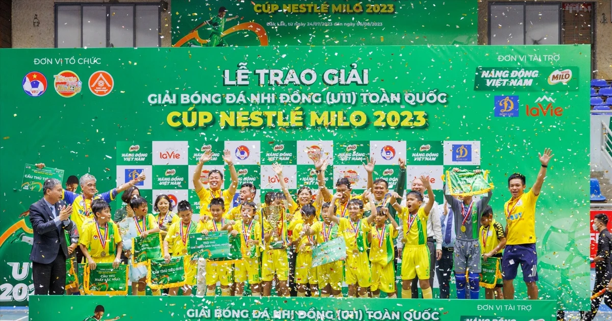MILO trao 16 suất học bổng "Có chí thì nên" cho các cầu thủ nhí tại giải U11 toàn quốc ⚽