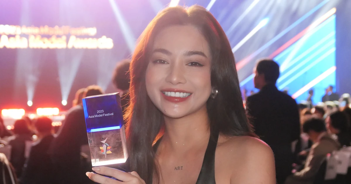 Cựu nữ sinh Kiến trúc gây bão khi livestream thu về tiền tỷ, ẵm giải thưởng quốc tế đầu tiên