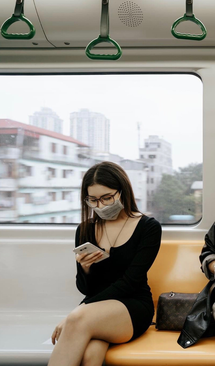 Sáng nay trời Hà Nội lạnh ngắt, thấy crush mặc phong phanh trên tàu mà không dám cởi áo khoác cho