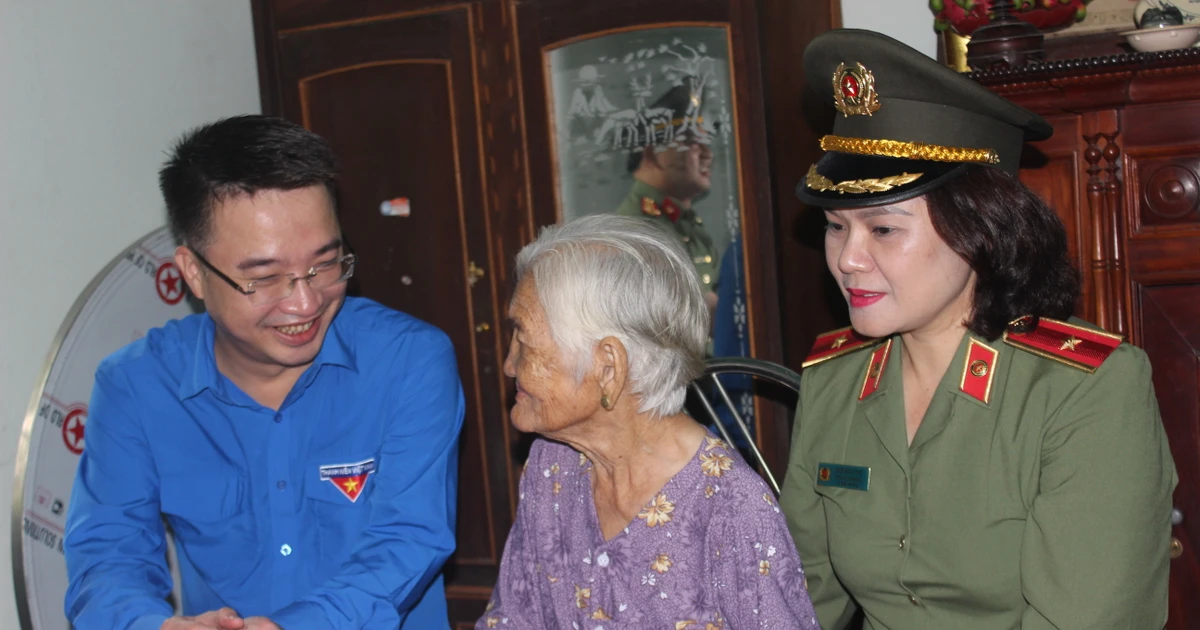 T.Ư Đoàn thăm hỏi, tặng quà các Mẹ Việt Nam Anh hùng ở Tây Ninh - Nghĩa tình đong đầy