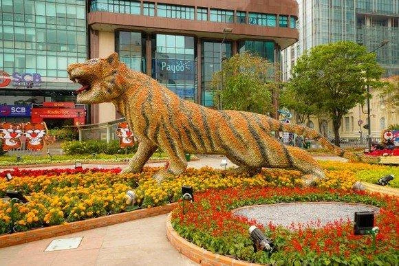 Đường hoa Nguyễn Huệ kéo dài thêm 2 ngày đến hết mùng 6 Tết, dân tình rần rần