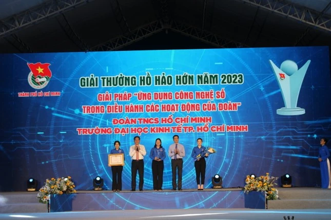 12 tập thể "chất" nhất năm nhận Giải thưởng Hồ Hảo Hớn 2024 ✨