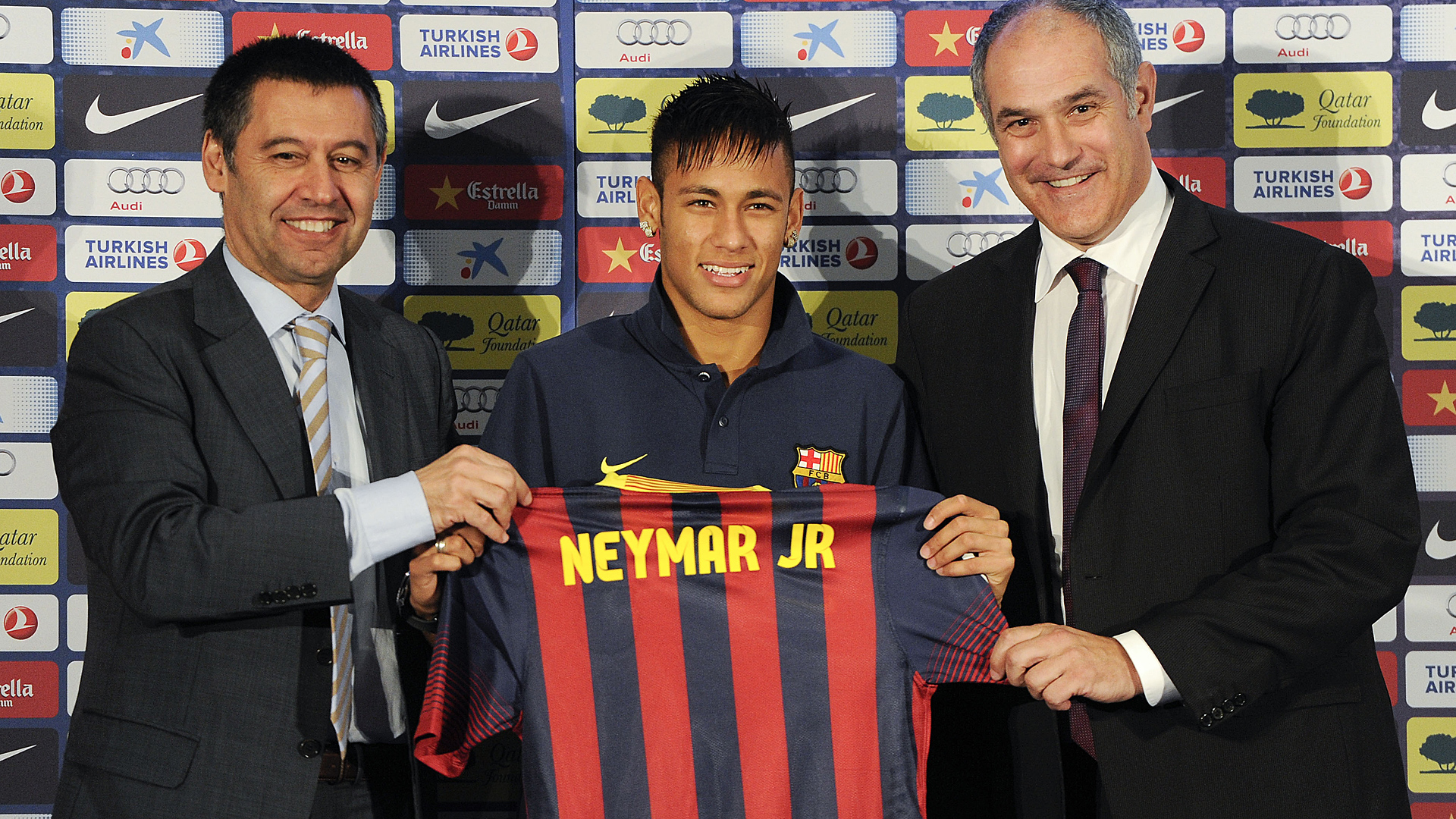 Neymar thẳng thừng "bóc phốt" ban lãnh đạo Barca