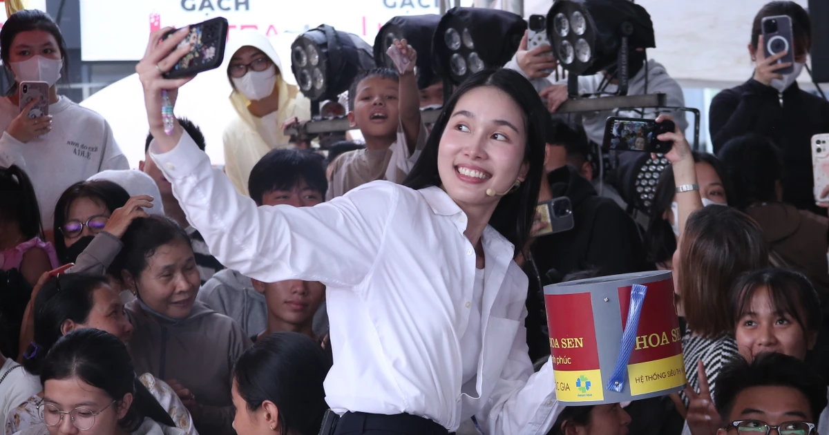 Á hậu Phương Anh nghẹn ngào dốc hết tiền túi giúp đỡ hoàn cảnh khó khăn