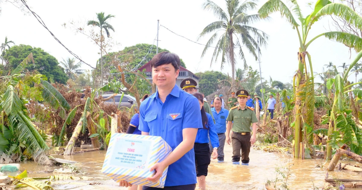 T.Ư Đoàn đến thăm và tặng quà bà con chịu ảnh hưởng bão lũ tại Hải Dương