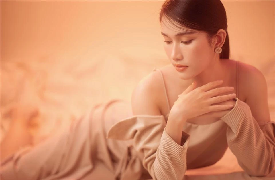 Á hậu Phương Anh khiến netizen "quỳ lạy" vì trình ngoại ngữ đỉnh của chóp