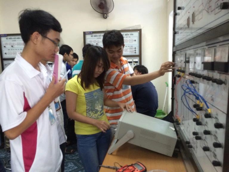 Loạt trường đại học ra lệnh: Sinh viên đừng đến Quảng Ninh và Hải Dương nhé!