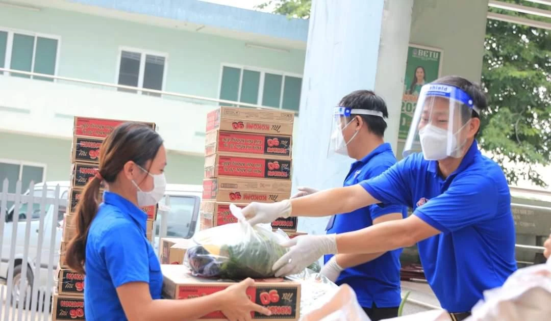 Hội Sinh viên Bình Dương trao quà cho sinh viên khó khăn - ấm lòng mùa dịch