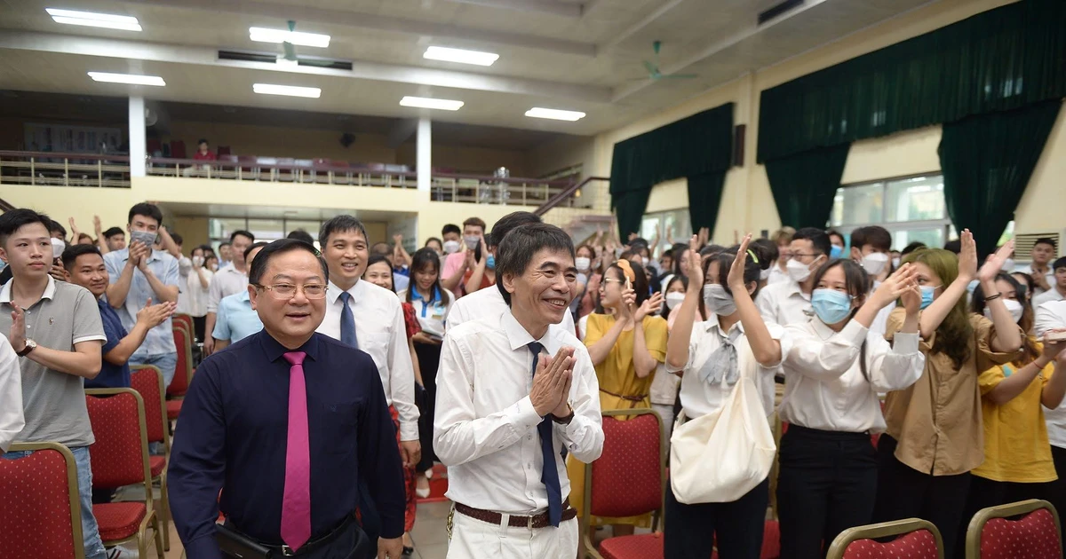 Hàng nghìn sinh viên đổ xô đi xem "Trường học hay Trường đời 3" ra mắt, khí thế cực mạnh