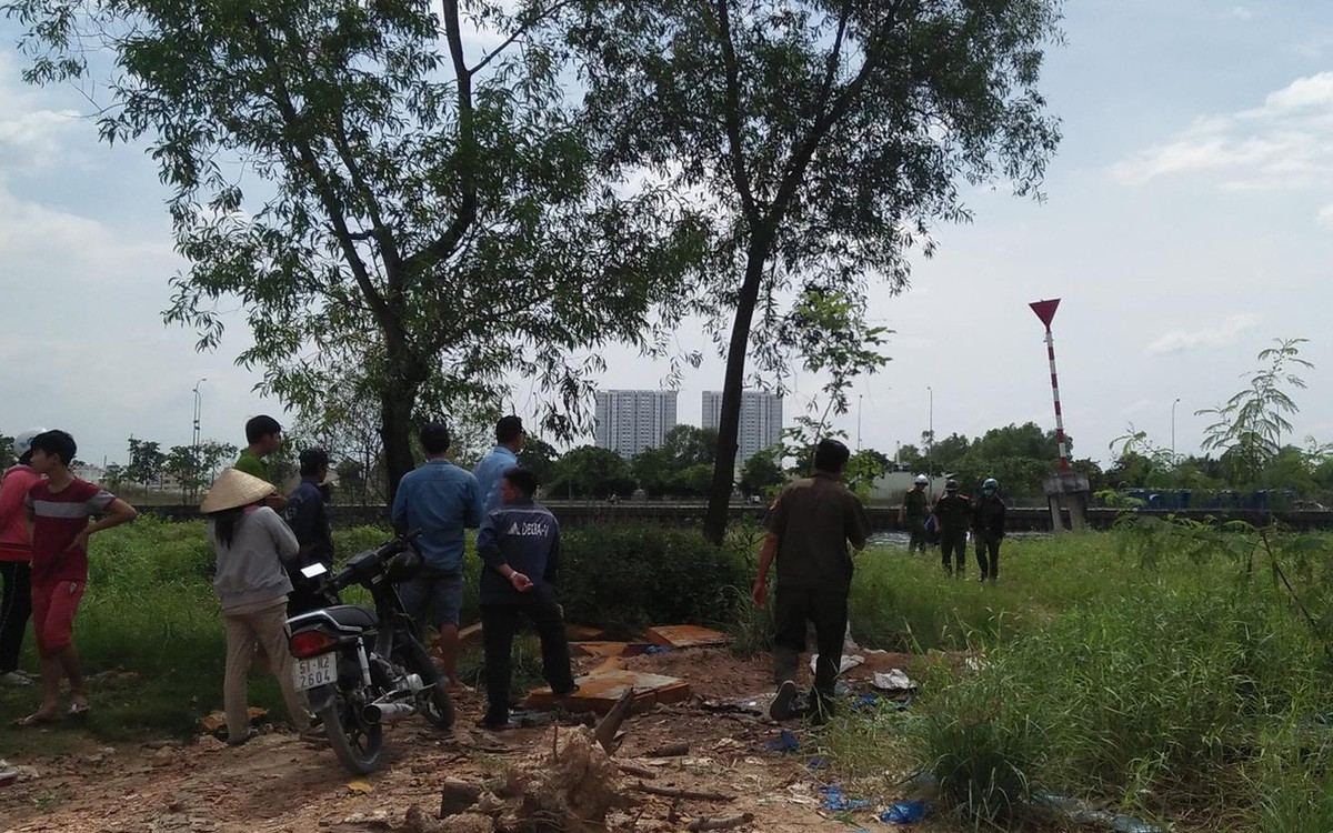 Giờ câu cá cũng phải cẩn thận rồi, hoảng hồn phát hiện thi thể nam thanh niên không mặc quần trôi trên sông ở TP.HCM