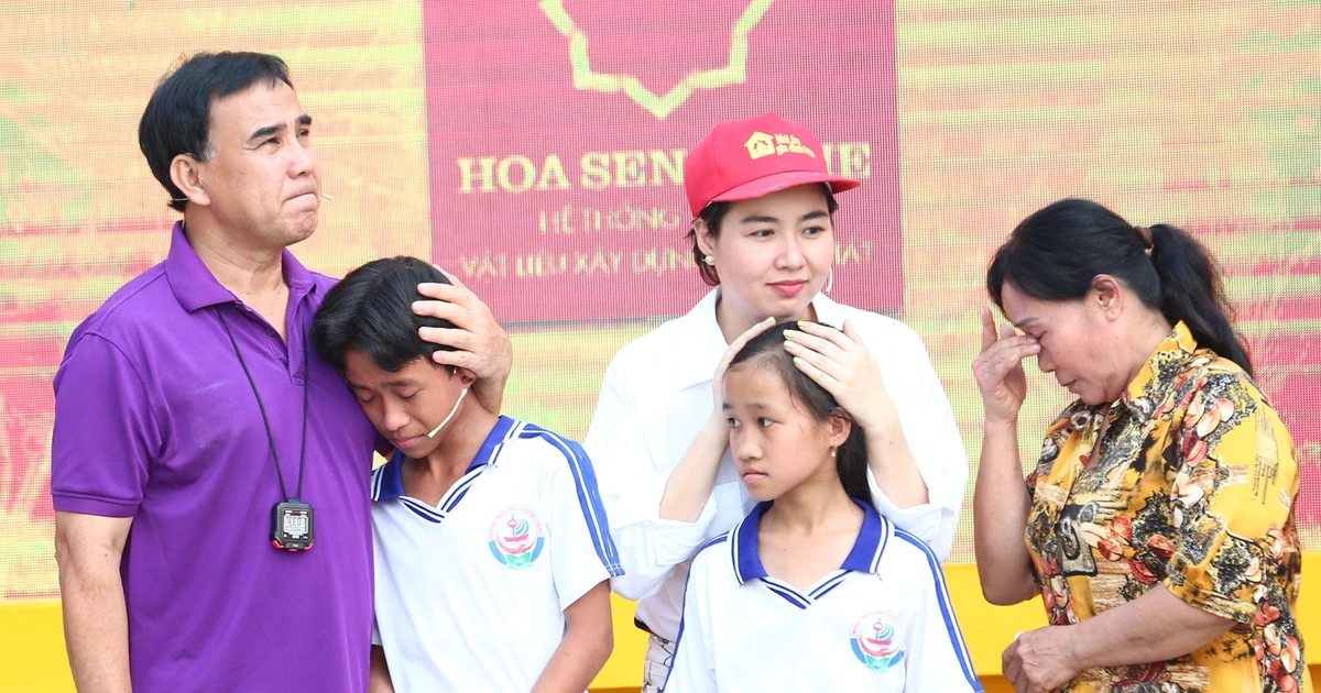 MC Quyền Linh bật khóc kể chuyện tuổi thơ cơ cực, từng bỏ học nhường em gái đi tiếp