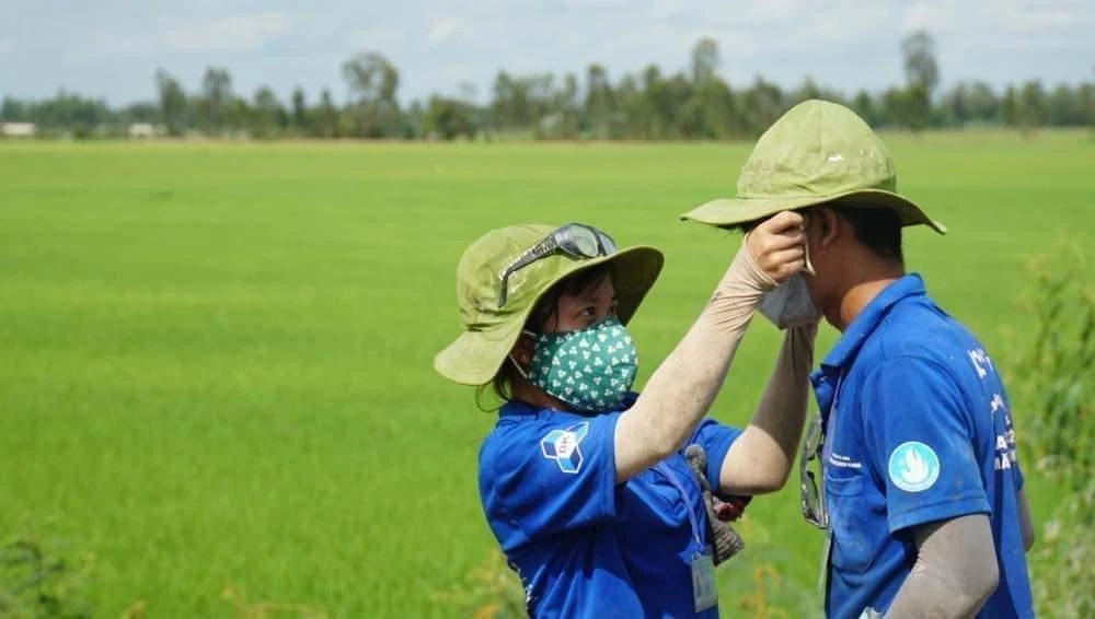 Những 'bóng hồng áo xanh' làm đường giúp dân tại Đồng Tháp – Visual đỉnh chưa!