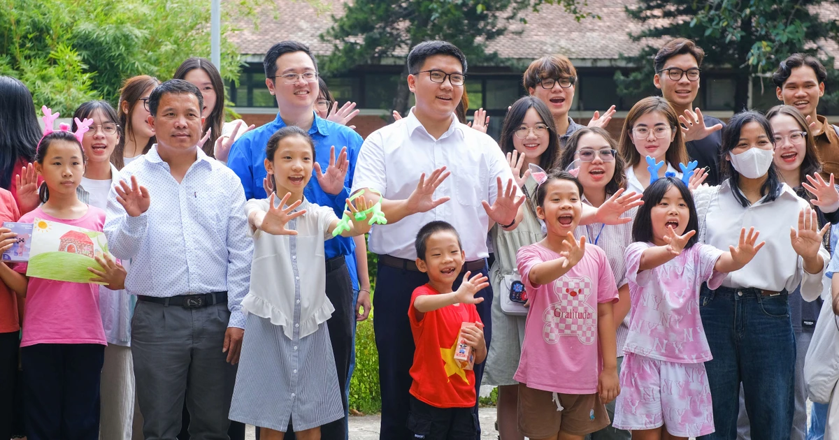 Sinh viên NEU và lưu học sinh Lào mang Trung thu ấm áp đến Làng trẻ em SOS Hà Nội