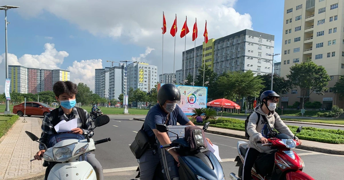 Sinh viên KTX ĐHQG TP.HCM hối hả dọn đồ khi KTX được trưng dụng làm khu cách ly
