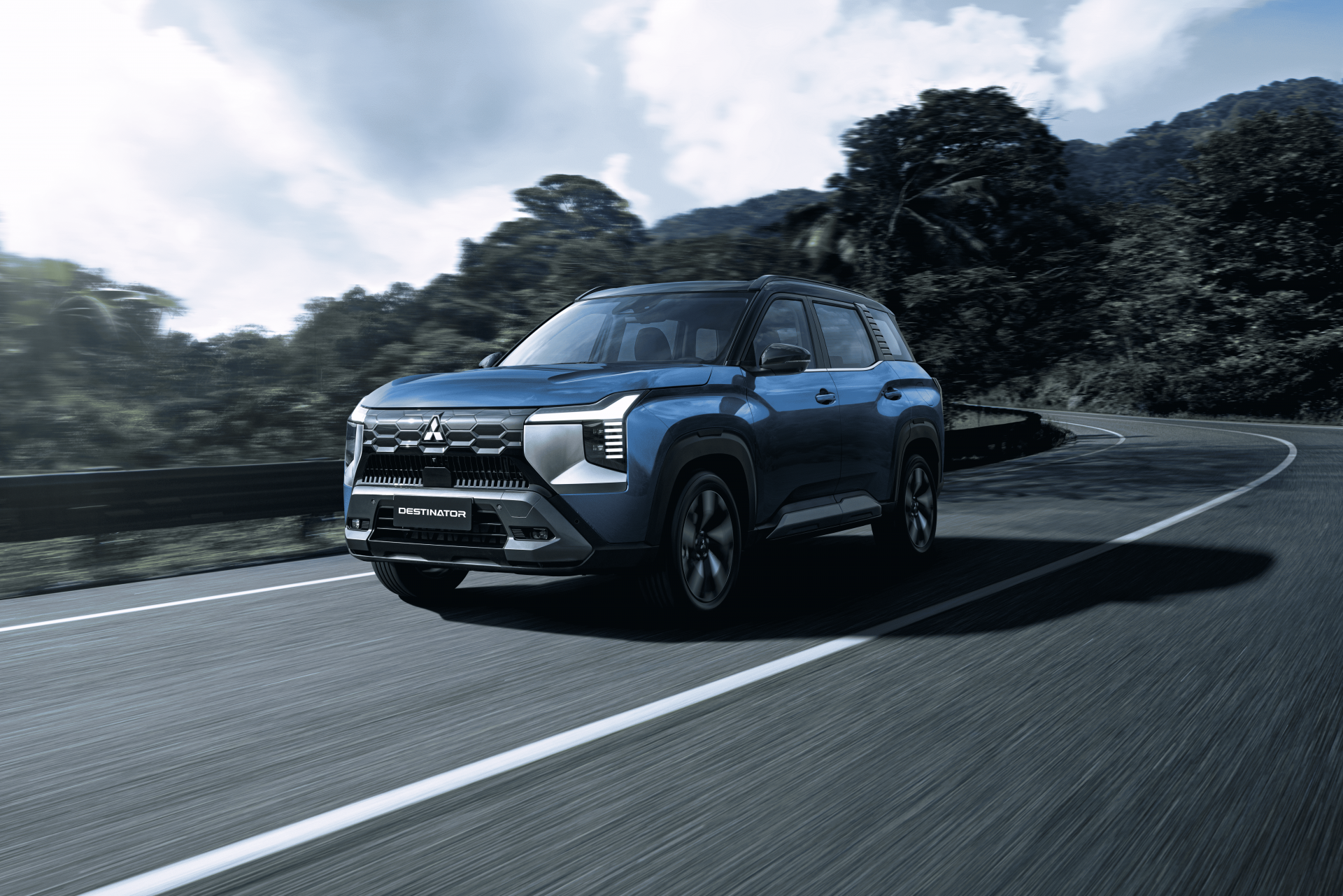 Hơn 44.100 xe Mitsubishi "cháy hàng" tại Việt Nam năm 2025, Destinator debut đã phá đảo với 2,377 xe ngay tháng đầu