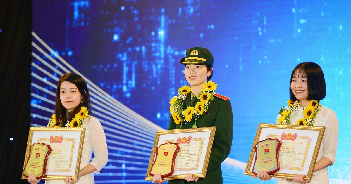 Top 20 nữ sinh cực xịn giành giải "Nữ sinh viên tiêu biểu" năm 2021 ✨