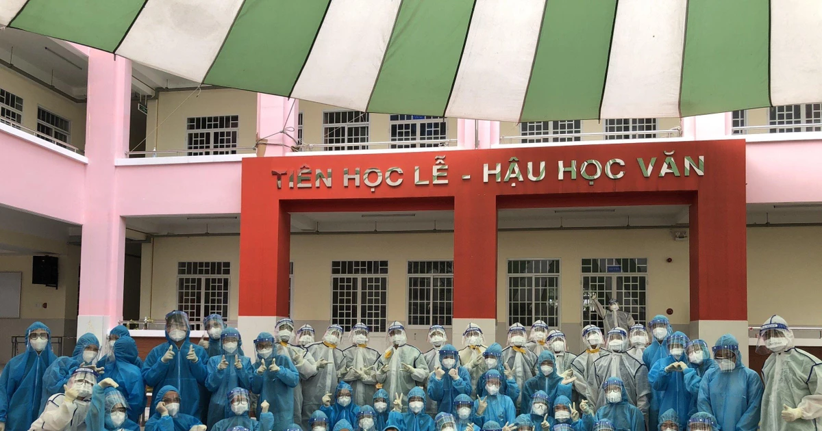 Sinh viên Y Dược Sài Gòn "ra trận" chống dịch: Mồ hôi ướt đẫm vẫn cháy hết mình