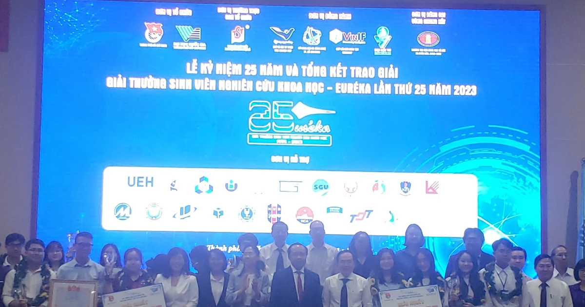 Đoạt giải Euréka xịn xò, sinh viên sẽ được ĐHQG TP.HCM trao học bổng luôn nha!