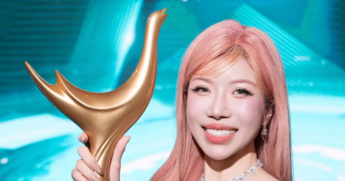 Trang Pháp hóa thân thành nàng Barbie đỉnh của chóp, gửi thông điệp phá vỡ khuôn mẫu khi ẵm giải Cống hiến