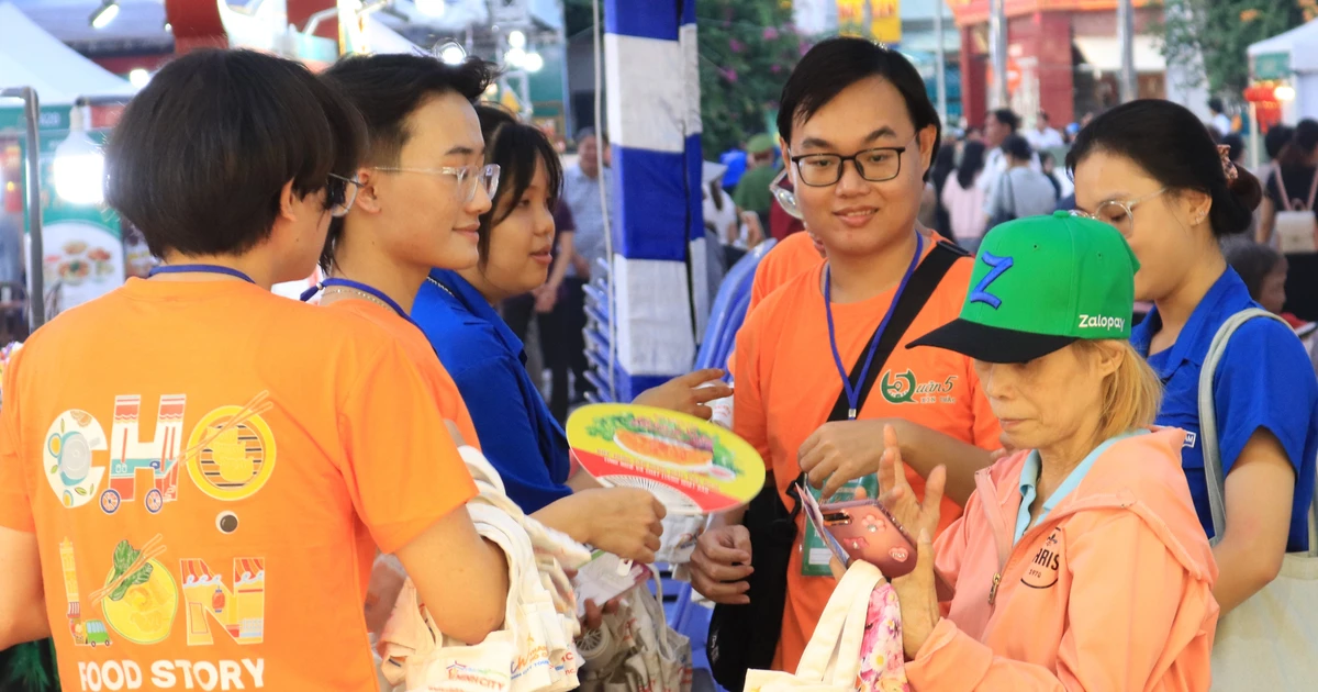 Bạn trẻ xếp hàng mua sắm tại Lễ hội ẩm thực 'Chợ Lớn Food Story' ngay ngày đầu khai mạc