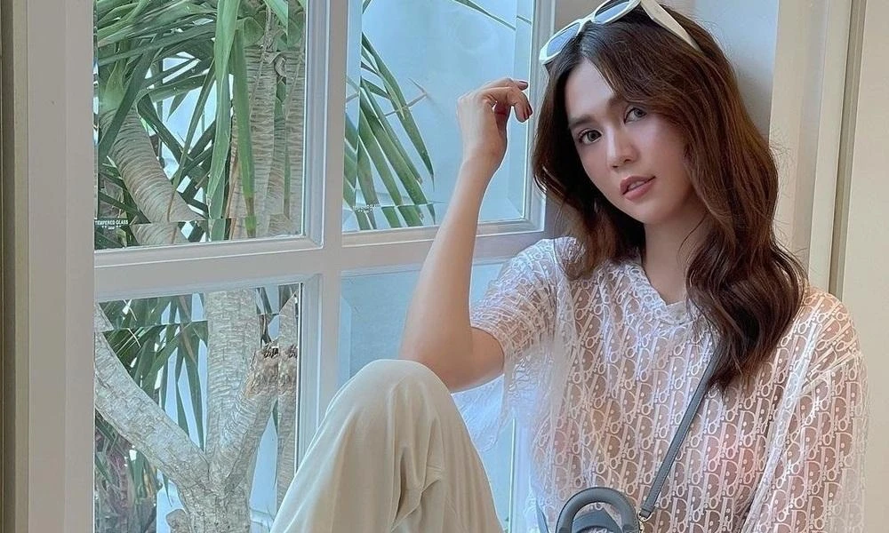 Ngọc Trinh lại "chơi lớn" với chiêu thả thính mới: Diện áo xuyên thấu khoe miếng dán chỉ vừa đủ che điểm nhạy cảm