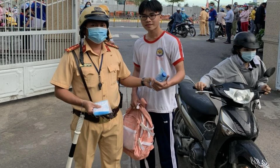 Công an TP.HCM chill cùng thí sinh mùa thi tốt nghiệp THPT 2020