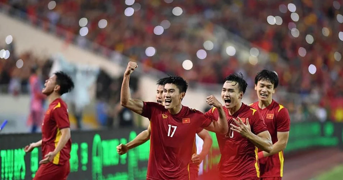 4 chàng cầu thủ vừa đá bóng vừa đi học này là ai mà hot rần rần? ⚽