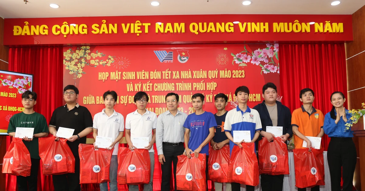 ĐHQG TP.HCM tổ chức họp mặt ấm áp, tặng quà Tết cho sinh viên không về quê