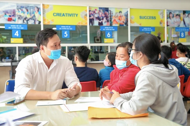 Điểm chuẩn ĐH Công nghệ TP.HCM tăng vọt: Thấp nhất cũng phải cày thêm 2 điểm