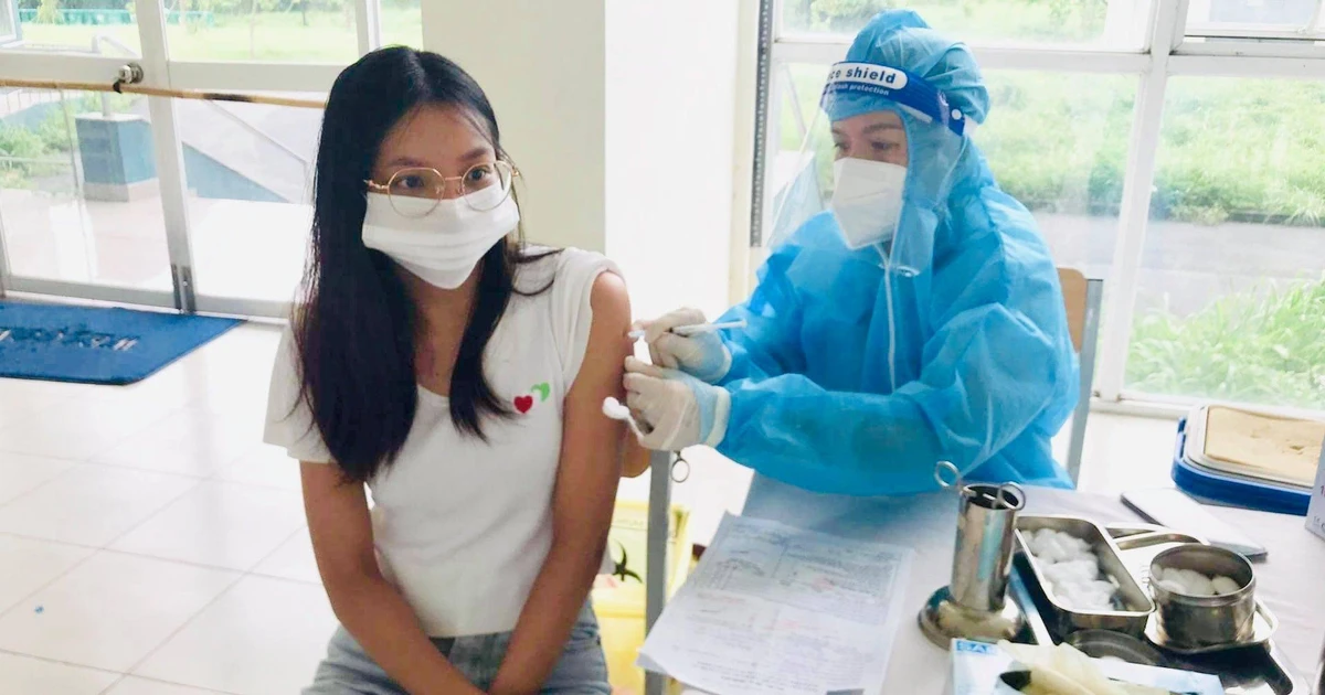 Các trường ĐH gấp gáp tiêm vaccine cho sinh viên để chuẩn bị comeback học offline