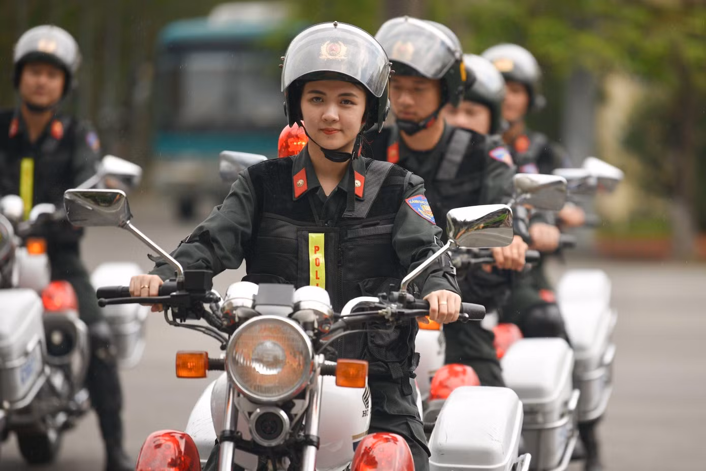 Nữ chiến binh Cảnh sát tương lai flex kỹ năng cưỡi mô tô cực đỉnh