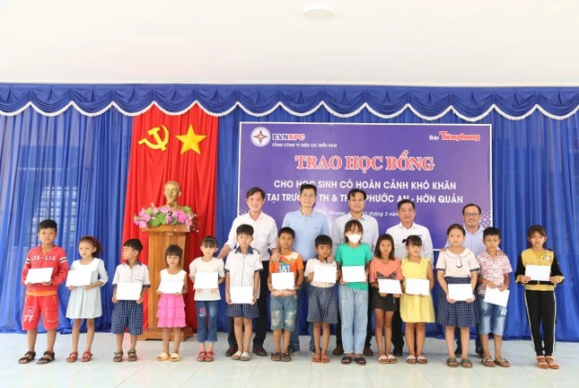 Báo Tiền Phong và Tổng Công ty Điện lực miền Nam trao học bổng cho học sinh Bình Phước - Ấm lòng quá đi!