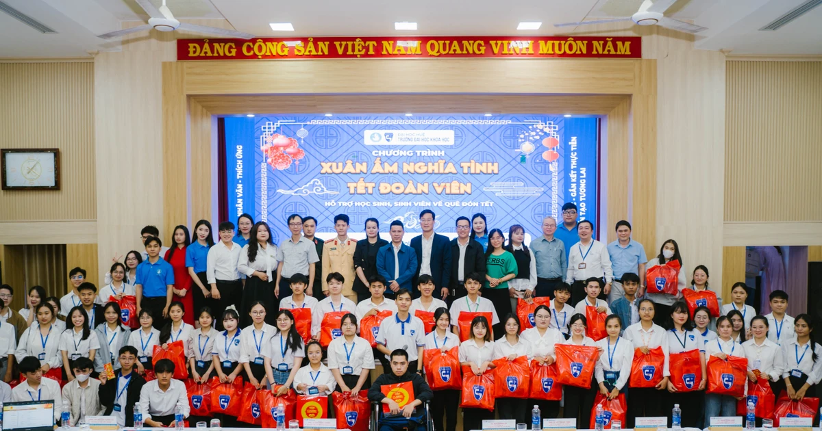 Hội Sinh viên ĐH Khoa học Huế "chơi lớn" tặng 83 triệu đồng tiễn sinh viên về quê ăn Tết ✨