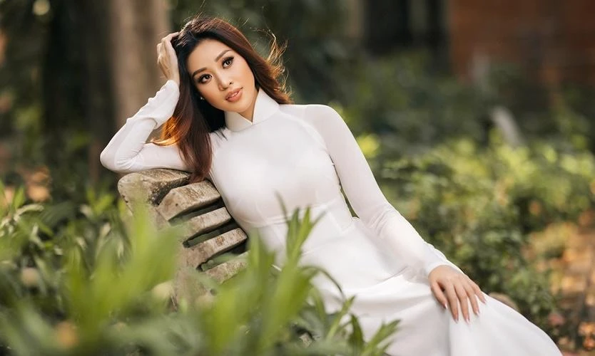 Hoa hậu Khánh Vân 'đổi gió': Tạm biệt váy xẻ táo bạo, chào áo dài kín đáo đậm chất thơ