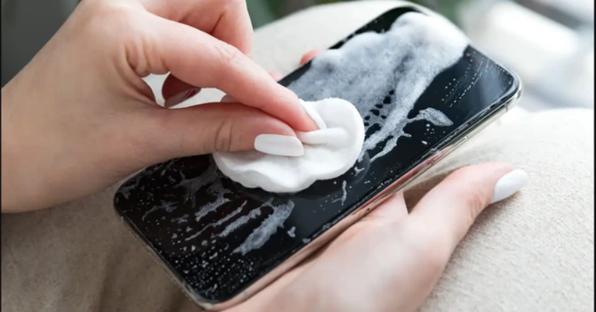 Bao lâu nên lau smartphone một lần cho đúng chuẩn?