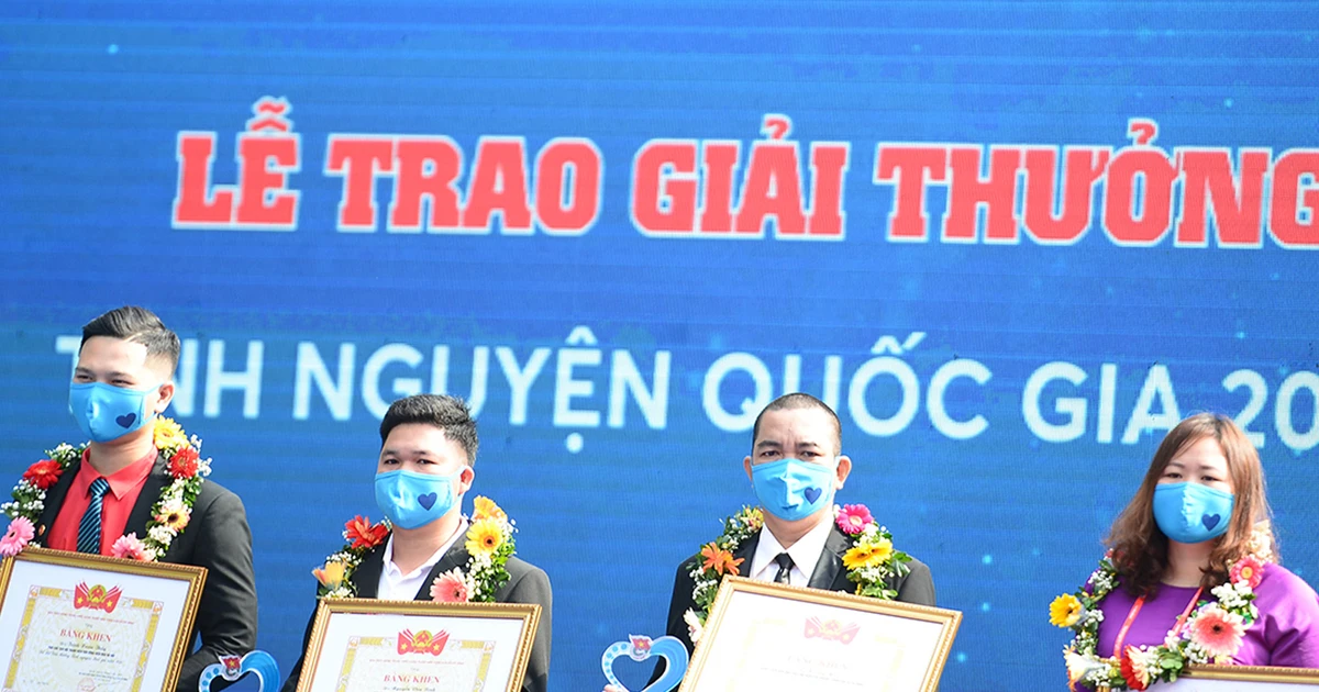 10 gương mặt nhận giải thưởng Tình nguyện Quốc gia năm 2020 - Xịn xò quá trời!