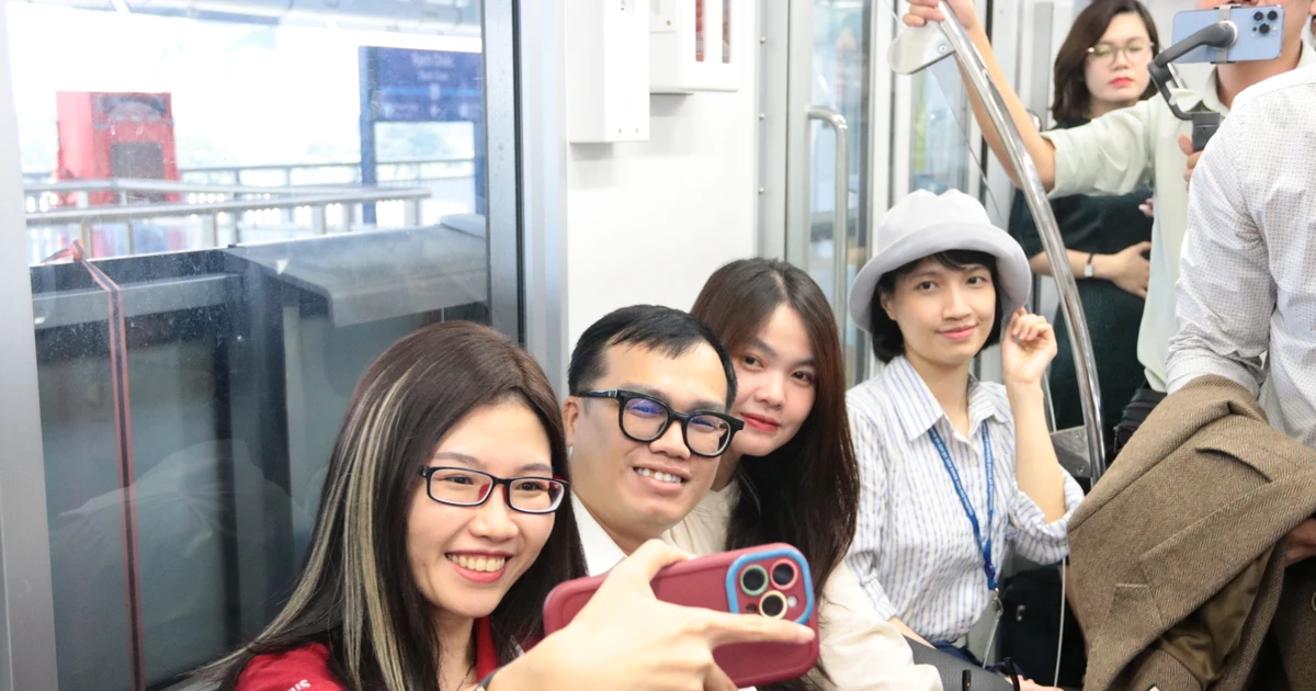 Sinh viên Sài Gòn hype hết nấc khi lần đầu "chill" tàu Metro Bến Thành - Suối Tiên ✨