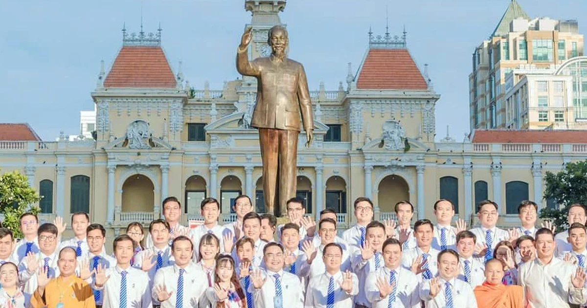 Gen Z Sài Gòn dâng hoa báo công Bác Hồ, khai màn Đại hội Hội LHTN lần IX cực xịn