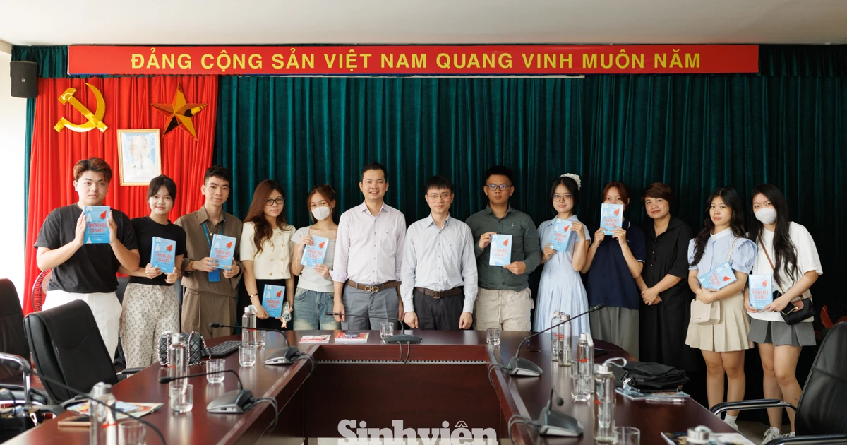 Sinh viên Ngoại giao check-in tòa soạn báo chính hiệu, trải nghiệm nghề báo chí từ A-Z