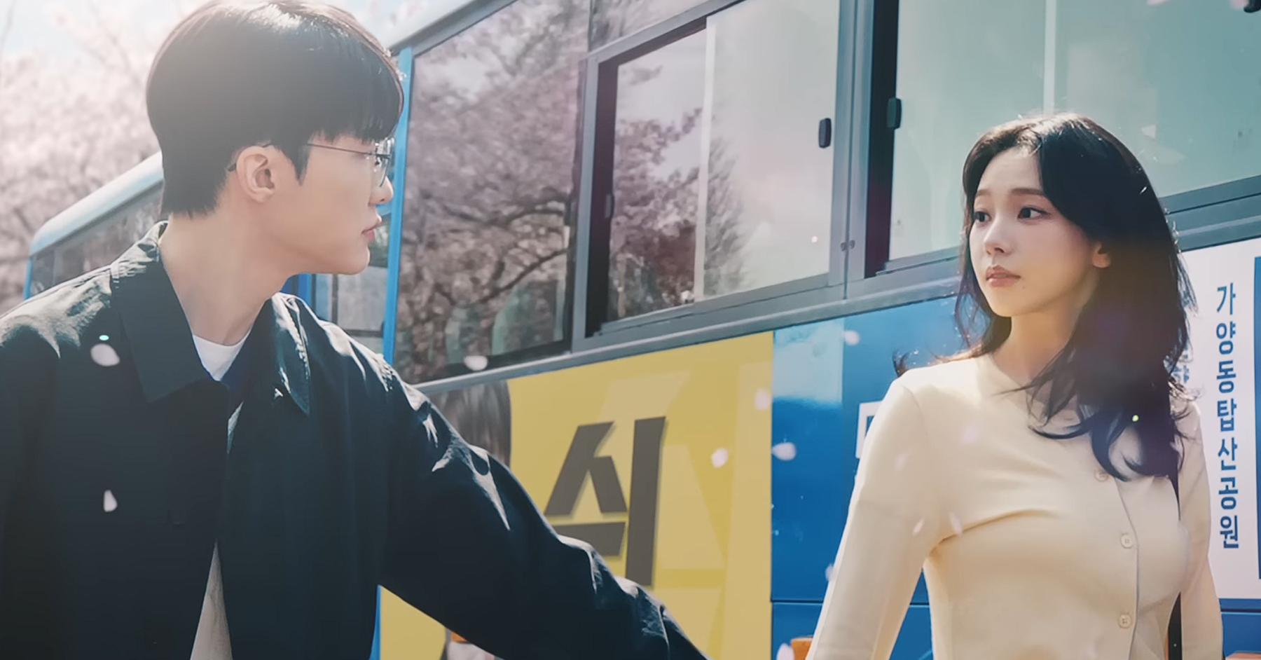 Faker nắm tay Karina trong quảng cáo mới - Dân tình "sốc nhiệt" toàn tập!
