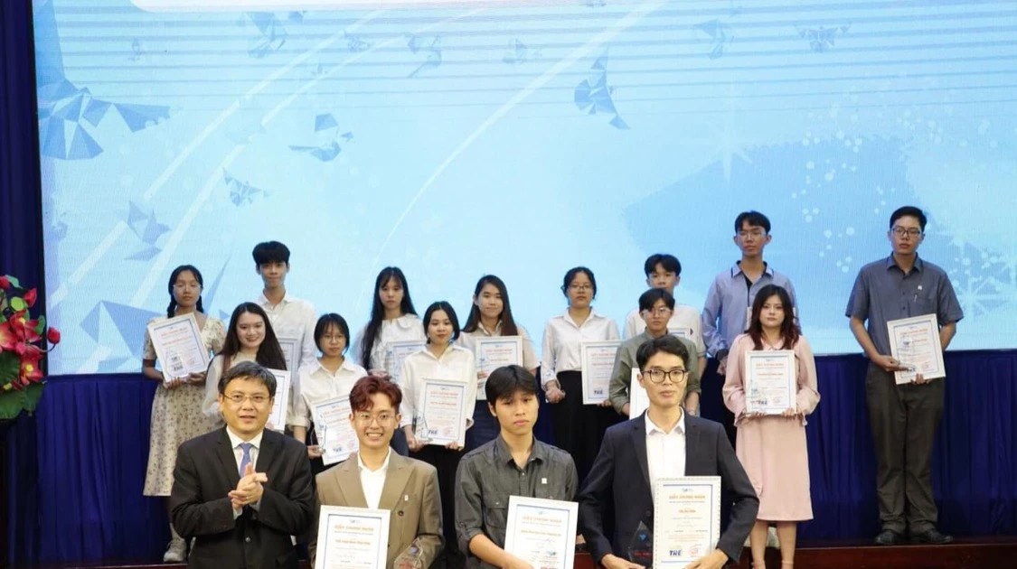 Bác sĩ tương lai học chuyên Toán nhưng lại ẵm trọn giải văn chương - plot twist đỉnh nhất năm!