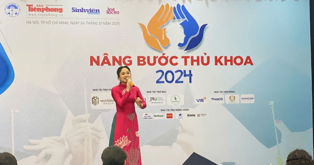 Nguyễn Thu Lương "thả thính" bằng giọng hát đỉnh cao tại 'Nâng bước Thủ khoa 2024'